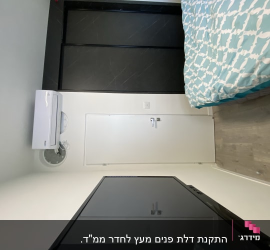 דלת לבנה עם ידית כסופה בחדר שינה
